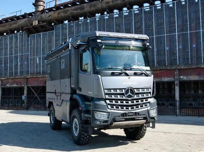 碳纤量很足的百万级房车长这样！男九游app人的梦中情车真是开眼了(图1)