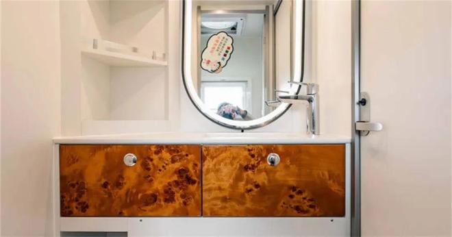 碳纤量很足的百万级房车长这样！男九游app人的梦中情车真是开眼了(图3)