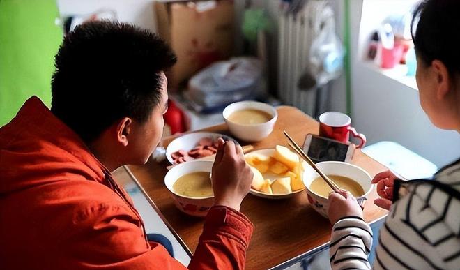 九游官网“新型啃老”正向全国蔓延：年轻人不上班不伸手要钱3000块能活(图23)