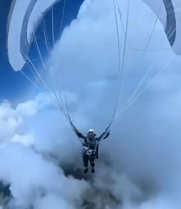 男子祁连山玩滑翔伞被云吸至8598米高空生还专业人士：这相当于埋在航路上的地雷(图1)