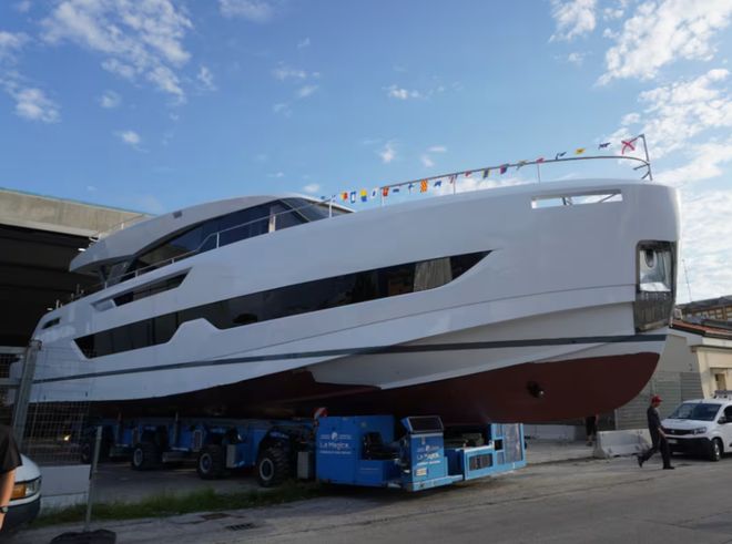 意大九游娱乐官方网站利Giangraso首艘自主全铝24米G24游艇准备下水(图3)