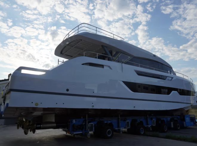 意大九游娱乐官方网站利Giangraso首艘自主全铝24米G24游艇准备下水(图6)