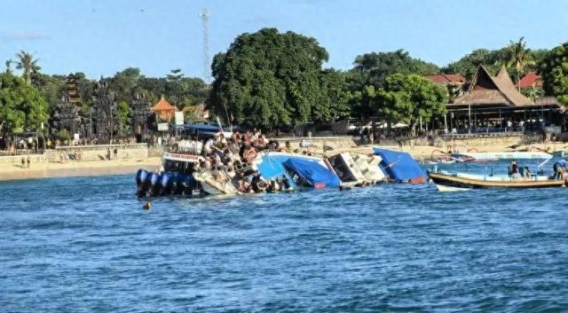 印尼一载94人快艇突然倾覆！中国游客九游娱乐官方网站讲述砸窗逃生惊险一幕(图1)