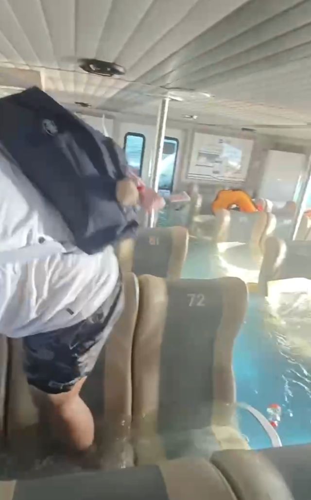 印尼一载94人快艇突然倾覆！中国游客九游娱乐官方网站讲述砸窗逃生惊险一幕(图2)