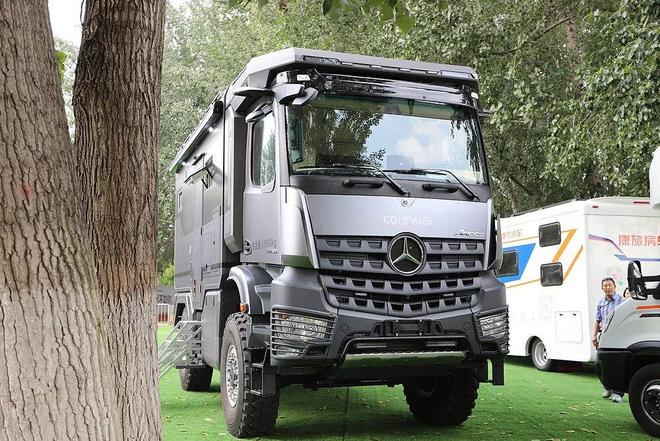 全球首款整体金属模具碳纤维车身重卡房车：康派斯陆地A380-天阙