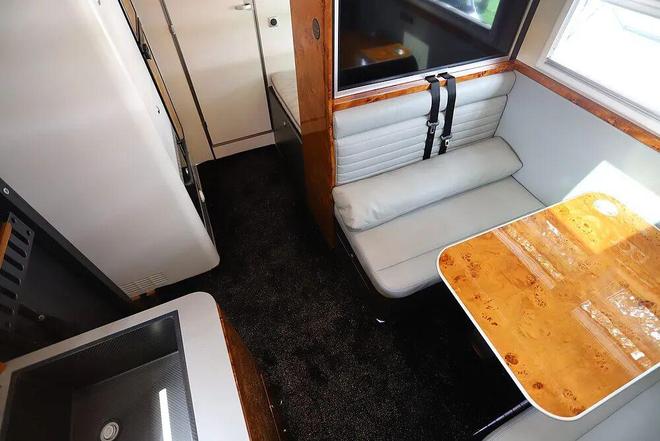 全球首款整体金属模具碳纤维车身重卡房车：康派斯陆地A380-天阙(图13)