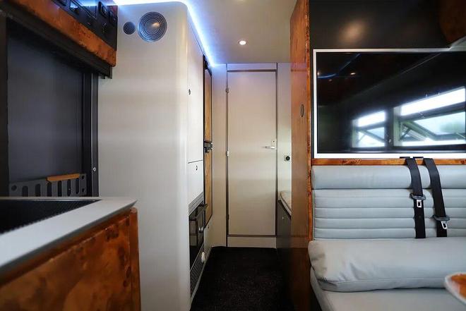 全球首款整体金属模具碳纤维车身重卡房车：康派斯陆地A380-天阙(图8)