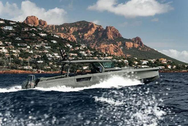 巴博斯全新Shadow 1500游艇亮相戛纳九游官方app入口三V8引擎1500匹马力 酷乐汽车(图2)