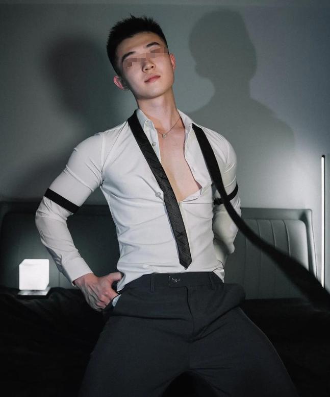 23岁男模直播赶海被榜一大哥带上私人游艇隔天在肛肠科痛哭