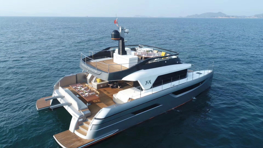 王思聪日本租游艇出海跷二郎腿表情傲娇！女伴换成了外国美女