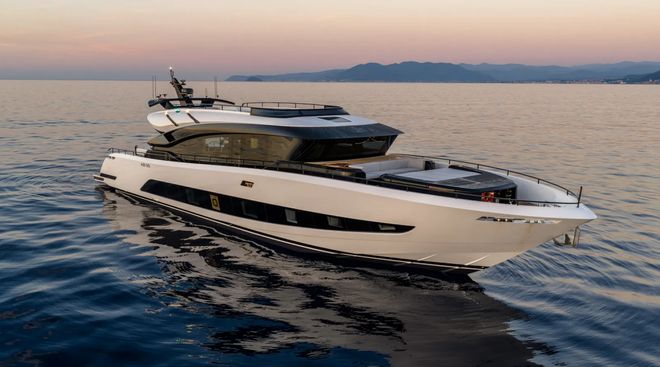 首艘AB 95游艇：动力、设计与舒适的完美融合！