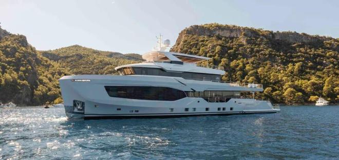 Numarine交付第二艘40MXP探险游艇