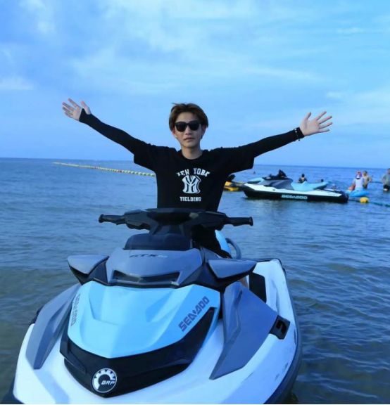 23岁男网红直播赶海被大哥看中带上豪华游艇次日肛肠科门口痛哭(图2)