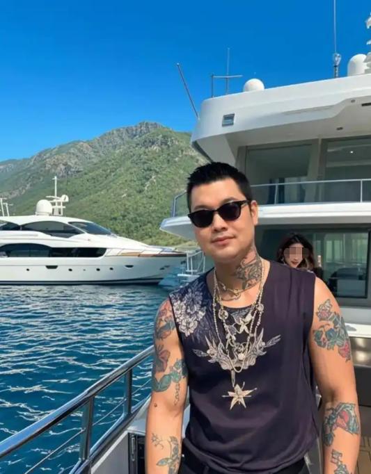 23岁男网红直播赶海被大哥看中带上豪华游艇次日肛肠科门口痛哭(图3)