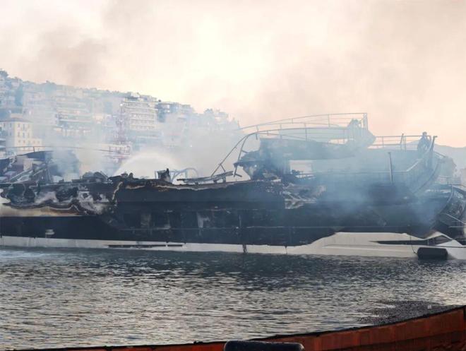 突发！希腊一码头发生火灾三艘游艇沉没