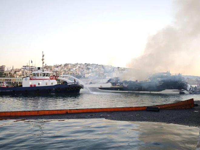 突发！希腊一码头发生火灾三艘游艇沉没(图2)