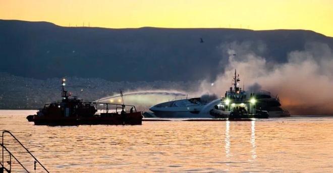 突发！希腊一码头发生火灾三艘游艇沉没(图3)