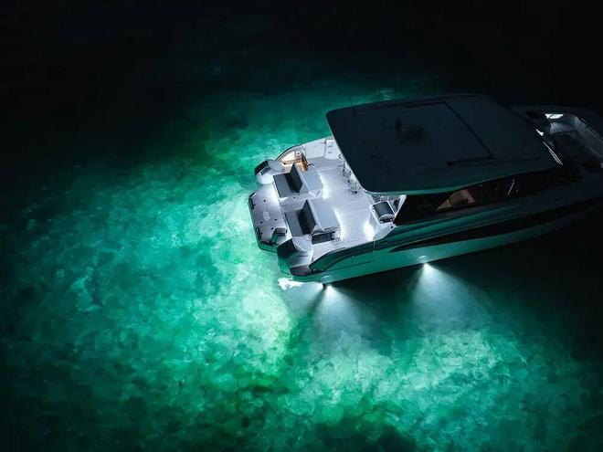 九游娱乐官方网站Aquila 46 Coupe双体动力艇入围2026年欧洲年度动力艇评选(图2)