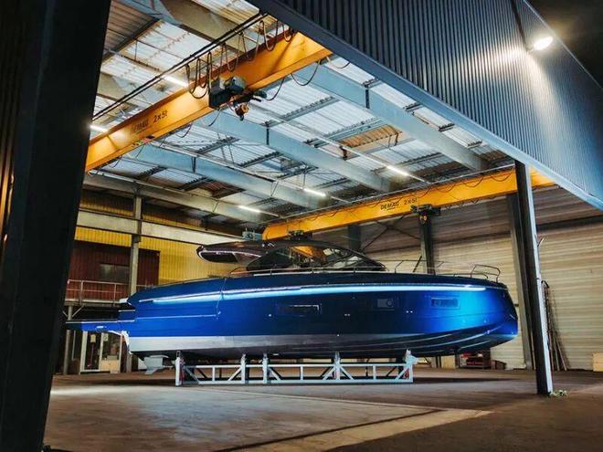 法国博纳多携手阿尔派推出联名限量版豪华运动艇