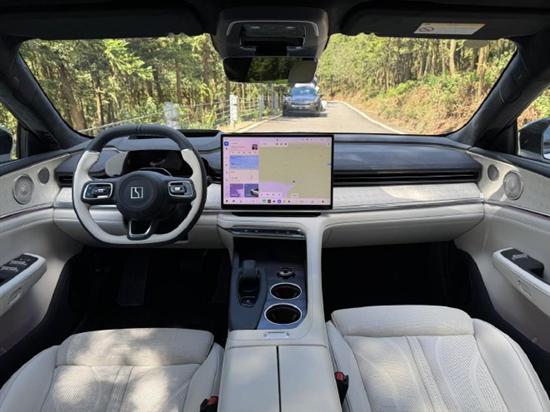 试驾焕新极氪001：不止猎装优雅还有进化(图5)