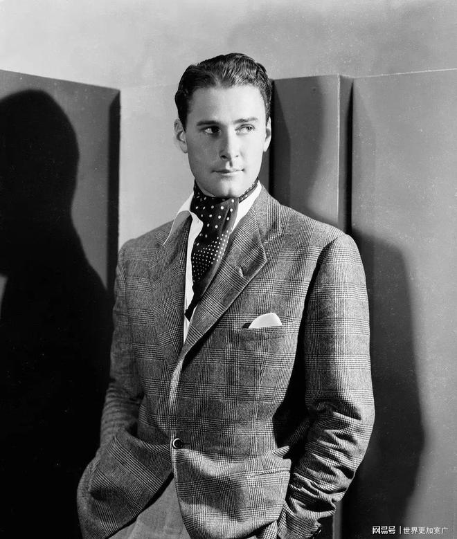 被誉为行走的荷尔蒙坏小子埃罗尔·弗林欲望毁掉的人生(图8)