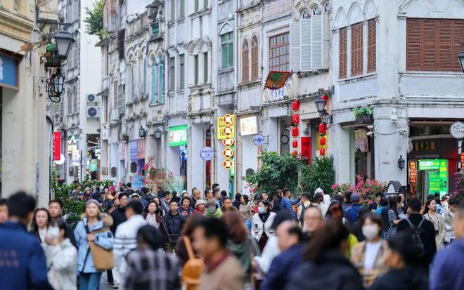 海南封关满月旅居三亚的游艇迷想开个造船厂