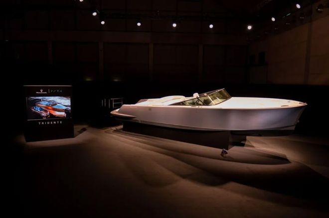海上三叉戟！玛莎拉蒂重磅推出碳纤维全电动游艇(图2)