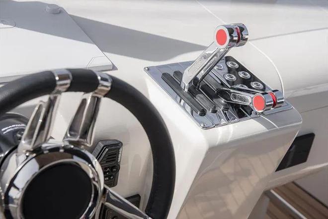 BYD 新推出的碳纤维双体附属艇Linx 30(图6)