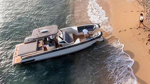 BYD 新推出的碳纤维双体附属艇Linx 30(图4)