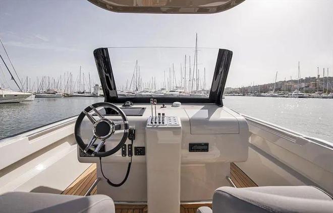 BYD 新推出的碳纤维双体附属艇Linx 30(图2)