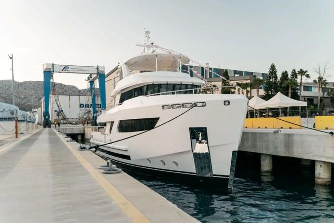 九游官网Bering Yachts年度第二艘力作——B88探险游艇成功下水（视频）(图5)