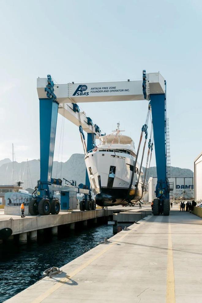 九游官网Bering Yachts年度第二艘力作——B88探险游艇成功下水（视频）(图4)