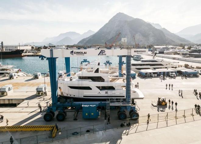 九游官网Bering Yachts年度第二艘力作——B88探险游艇成功下水（视频）(图8)