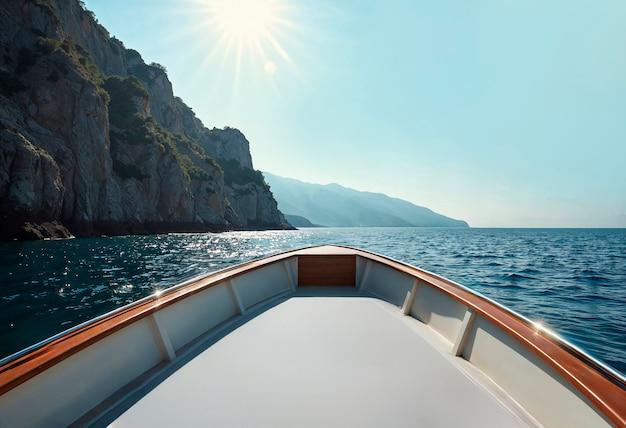 九游娱乐官方网站三亚游艇出海垂钓要花多少钱？这样玩才不踩坑省钱又尽兴！