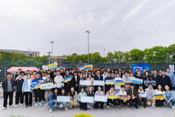“七秩问天路 携手探九霄”第七届航空航天科技节游园会举行(图1)